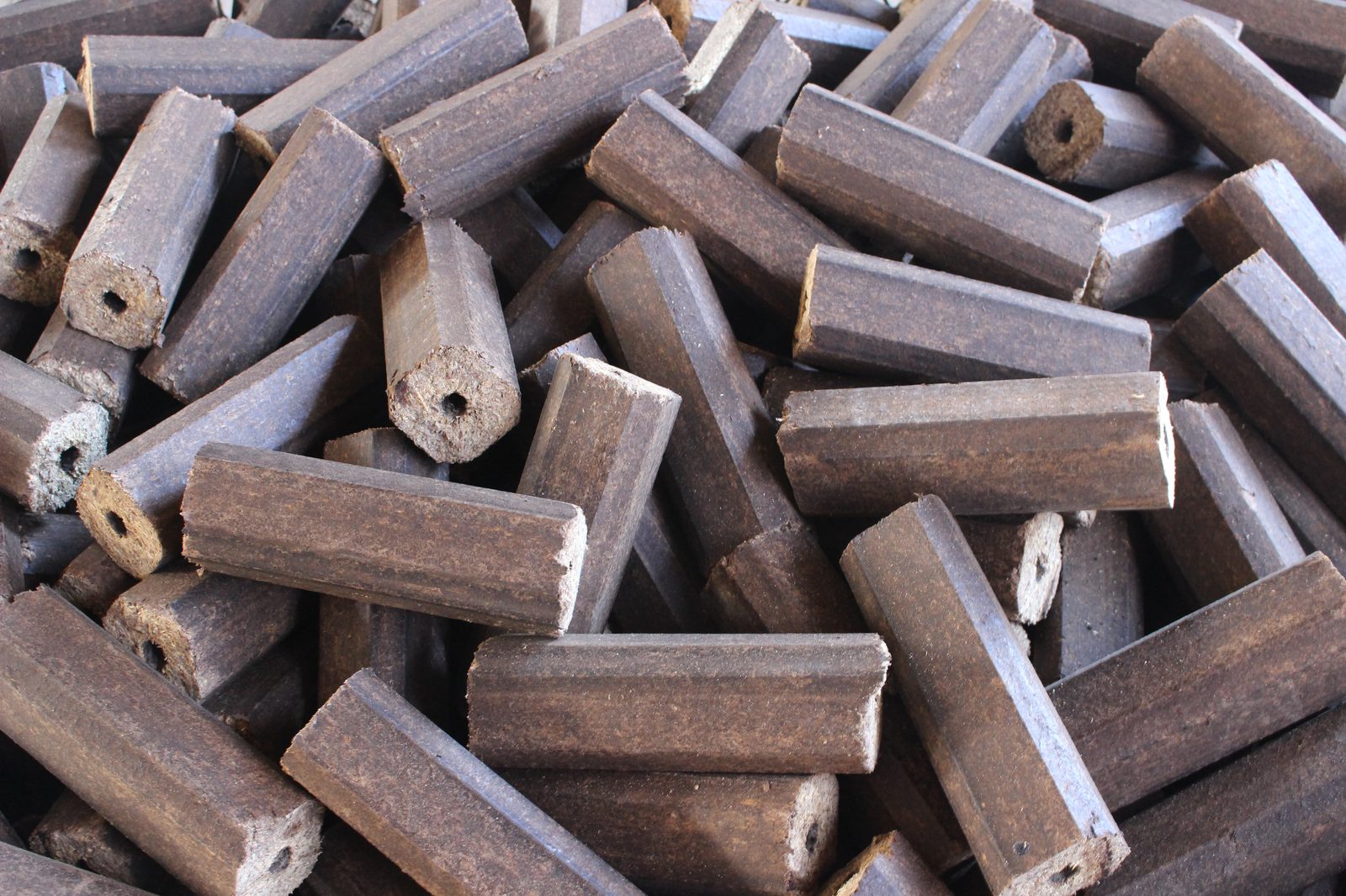 Bûches de bois densifié compressé